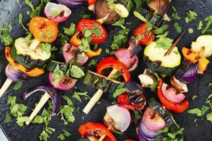 grigliato verdure su bastoni, barbecue cibo. foto