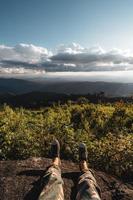 vista panoramica delle montagne contro il cielo durante il tramonto foto