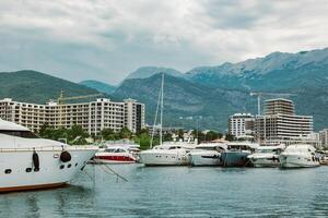 sorprendente Visualizza di budva e yacht marina, montenegro. bellissimo nuvoloso cielo. foto