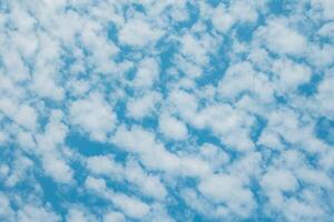 bellissimo blu nuvoloso cielo. foto