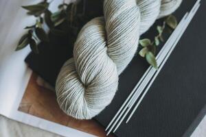 matassa di lana filato e maglieria aghi per mano maglieria. foto