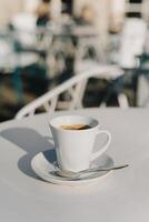 tazza di nero caffè su un' tavolo nel un' strada bar. foto