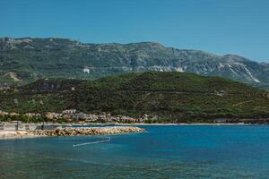 sorprendente Visualizza di il Adriatico mare e budva cittadina, montenegro. foto