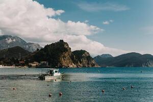 sorprendente Visualizza di il Adriatico mare e un' barca vicino Petrovac, montenegro. foto