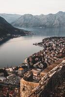 sorprendente Visualizza di kotor vecchio città e il mare a partire dal il collina. foto