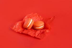 gustoso francese macarons su un' rosso sfondo. foto