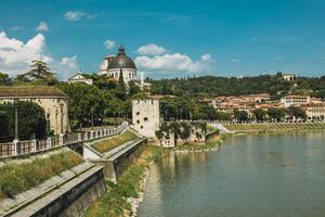 panoramico paesaggio urbano Visualizza di Verona vecchio cittadina e adige fiume. foto