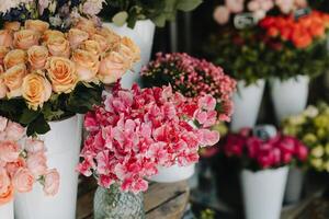 sorprendente fiori nel un' fiore negozio. foto