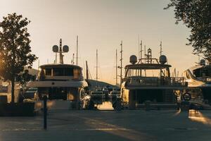 sorprendente Visualizza di un' marina e Barche nel porto montenegro su un' tramonto. foto