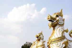 Leone statua nel wat Phra quello choeng amico a sakon nakhon Tailandia foto