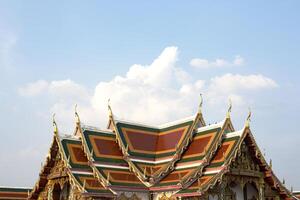 tetto di tailandese tempio con blu cielo e nube foto