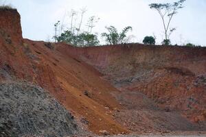 industriale fotografia paesaggi. aereo Visualizza di dragato colline, bonifica terra la zona preparare per alloggiamento costruzione nel rurale la zona. aereo tiro a partire dal un' volante drone. bandung - Indonesia foto