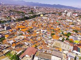 aereo paesaggio di un sovrappopolato Residenziale quartiere di bandung città. Visualizza di il denso Residenziale paesaggio nel Downton. aereo fotografia. sociale questioni. tiro a partire dal un' volante fuco foto