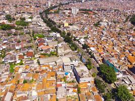 aereo paesaggio di un sovrappopolato Residenziale quartiere di bandung città. Visualizza di il denso Residenziale paesaggio nel Downton. aereo fotografia. sociale questioni. tiro a partire dal un' volante fuco foto