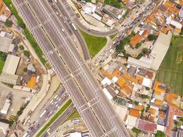 uccello occhio Visualizza di cileunyi autostrada cavalcavia, autostrada sopra il cileunyi intersezione, bandung, ovest Giava Indonesia, Asia. mezzi di trasporto industria. sopra. interurbano strada accesso. tiro a partire dal un' fuco foto