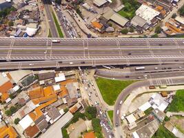 uccello occhio Visualizza di cileunyi autostrada cavalcavia, autostrada sopra il cileunyi intersezione, bandung, ovest Giava Indonesia, Asia. mezzi di trasporto industria. sopra. interurbano strada accesso. tiro a partire dal un' fuco foto