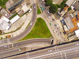 uccello occhio Visualizza di cileunyi autostrada cavalcavia, autostrada sopra il cileunyi intersezione, bandung, ovest Giava Indonesia, Asia. mezzi di trasporto industria. sopra. interurbano strada accesso. tiro a partire dal un' fuco foto