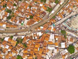 sorprendente paesaggio di treno brani. uccelli occhio Visualizza a partire dal fuco di un' ferrovia linea nel il mezzo di densamente popolato case nel cicalengka, Indonesia. tiro a partire dal un' fuco volante 200 metri alto. foto