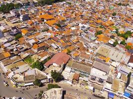 aereo paesaggio di un sovrappopolato Residenziale quartiere di bandung città. Visualizza di il denso Residenziale paesaggio nel Downton. aereo fotografia. sociale questioni. tiro a partire dal un' volante fuco foto