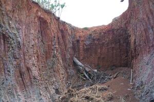 industriale fotografia paesaggi. aereo Visualizza di dragato colline, bonifica terra la zona preparare per alloggiamento costruzione nel rurale la zona. aereo tiro a partire dal un' volante drone. bandung - Indonesia foto