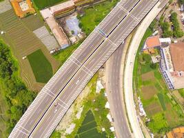 uccello occhio Visualizza di cileunyi autostrada cavalcavia, autostrada sopra il cileunyi intersezione, bandung, ovest Giava Indonesia, Asia. mezzi di trasporto industria. sopra. interurbano strada accesso. tiro a partire dal un' fuco foto