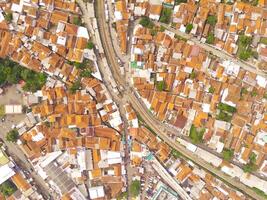 sorprendente paesaggio di treno brani. uccelli occhio Visualizza a partire dal fuco di un' ferrovia linea nel il mezzo di densamente popolato case nel cicalengka, Indonesia. tiro a partire dal un' fuco volante 200 metri alto. foto