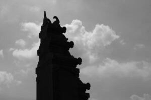 architettonico fotografia. nero e bianca fotografia. silhouette di cancello con un' tipico balinese architettonico stile. monocromo. bandung, Indonesia foto