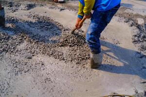 ndustrial fotografia. costruzione opera attività. lavoratori siamo zappatura e miscelazione cemento con sabbia e pietre per cemento getti. bandung - Indonesia, Asia foto