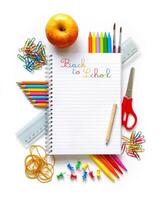scuola Stazionario isolato su bianca, un' taccuino con penne, matite, mela, indietro per scuola foto