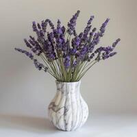 un' elegante marmo vaso detiene un' mazzo di fragrante lavanda fiori. foto