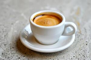 classico caffè espresso tiro nel un' bianca tazza foto