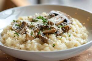 un' delizioso ciotola di cremoso risotto con funghi e parmigiano formaggio foto