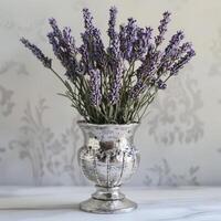 bicchiere vaso Tenere un' mazzo di fragrante lavanda foto