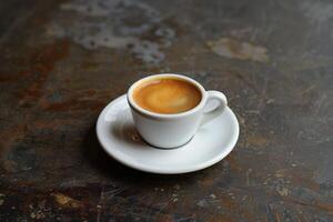 classico caffè espresso tiro nel un' bianca tazza foto