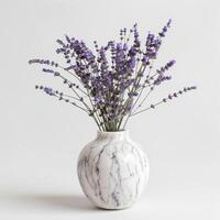 un' elegante marmo vaso detiene un' mazzo di fragrante lavanda fiori. foto