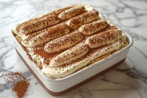 cremoso Tiramisù servito con signora dita foto