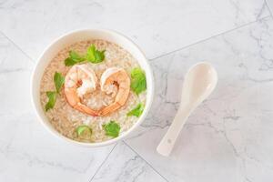 superiore Visualizza di riso porridge con gamberetto per prima colazione e salutare cibo foto