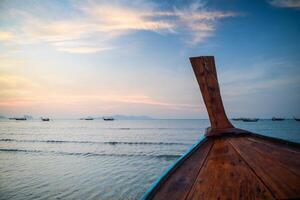 in giro il arco di un' coda lunga barca mentre andare in barca nel il mare. su il modo per viaggio per KOH Kradan, foto