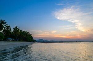 paesaggio di KOH muoiono con bellissimo cielo e Alba, a trang, Tailandia. esso è un' piccolo idilliaco isola nel il Andamane mare foto