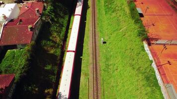 treno viaggi su Ferrovia, ferrovia. rotaia veicolo andando nel città sobborgi. foto