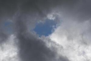 Cloudscape scenario, nuvoloso tempo metereologico sopra buio blu cielo. tempesta nuvole galleggiante nel un' piovoso noioso giorno con naturale luce. bianca e grigio panoramico ambiente sfondo. natura Visualizza. foto