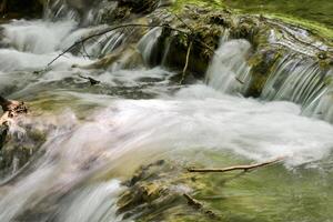 montagna ruscello nel il foresta - lungo esposizione e fluente acqua foto