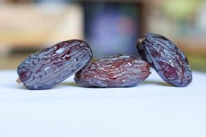 vicino su di medjool date su chopping tavola foto