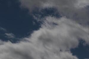 Cloudscape scenario, nuvoloso tempo metereologico sopra buio blu cielo. tempesta nuvole galleggiante nel un' piovoso noioso giorno con naturale luce. bianca e grigio panoramico ambiente sfondo. natura Visualizza. foto