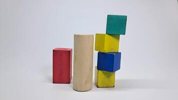 mucchio di diverso colorato di legno blocchi foto