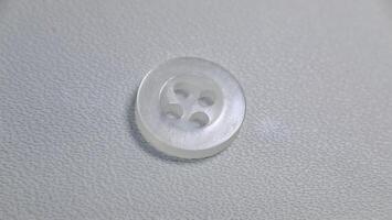 trasparente camicia pulsanti isolato su bianca foto