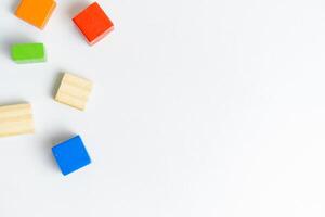 foto di colorato Montessori stile di legno blocchi per figli di sviluppo su bianca sfondo, superiore Visualizza, copia spazio a superiore