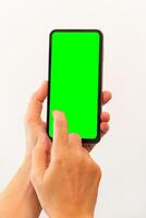 donne mano Tenere inteligente mobile Telefono con vuoto verde schermo su isolato bianca sfondo foto