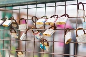 un' vicino su di amore lucchetti allegato per un' ringhiera foto