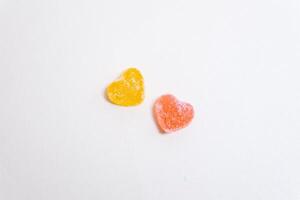 cuore sagomato caramella e Multi colorato caramella su isolato su bianca sfondo. foto